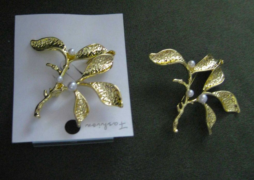 Alfinete / Broche / Pregadeira Ramo Dourada c/ Perolas NOVO