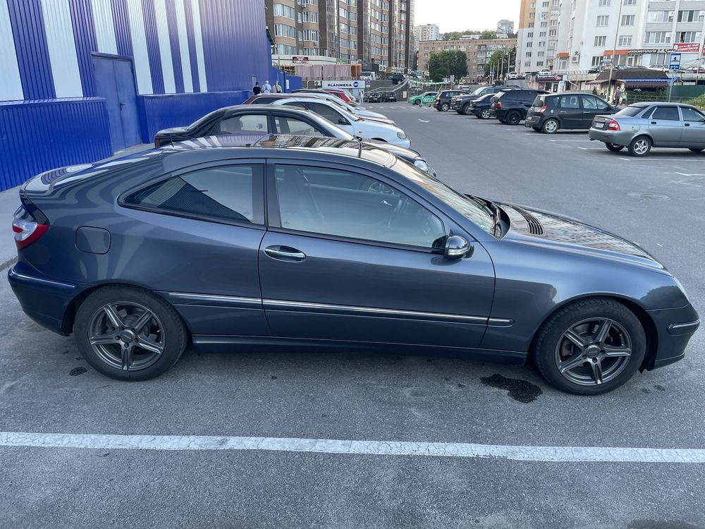 Автомобіль Мерседес W203