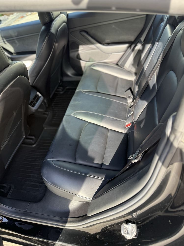 Tesla Model 3.