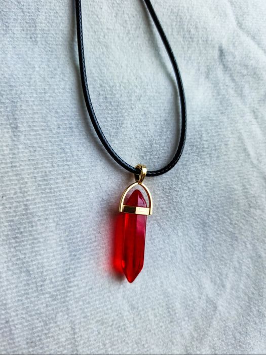 Naszyjnik amulet grot naszyjnik z kamieniem czerwony gothic