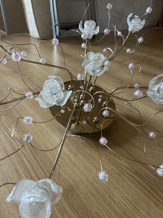 Люстра, є два бра в цьому стилі