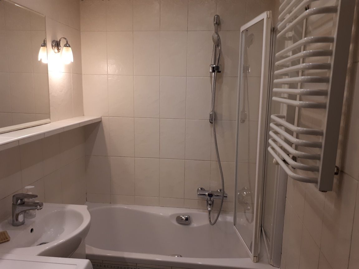 **Rooms for girls close to the subway available from August 31st**
