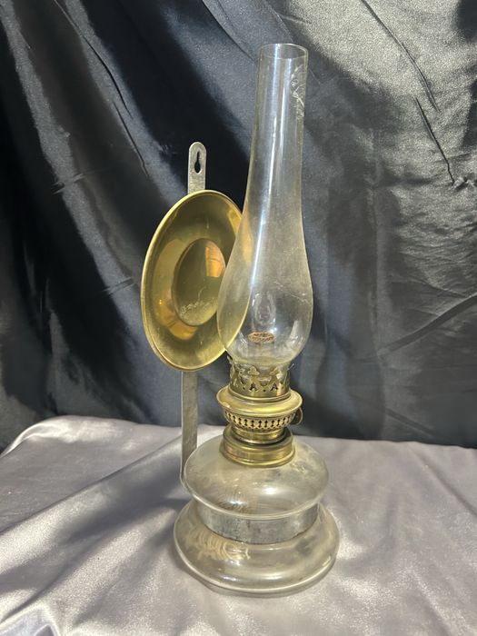 Lampa Naftowa z Dużym Szklanym Pojemnikiem i Miedzianym Talerzem