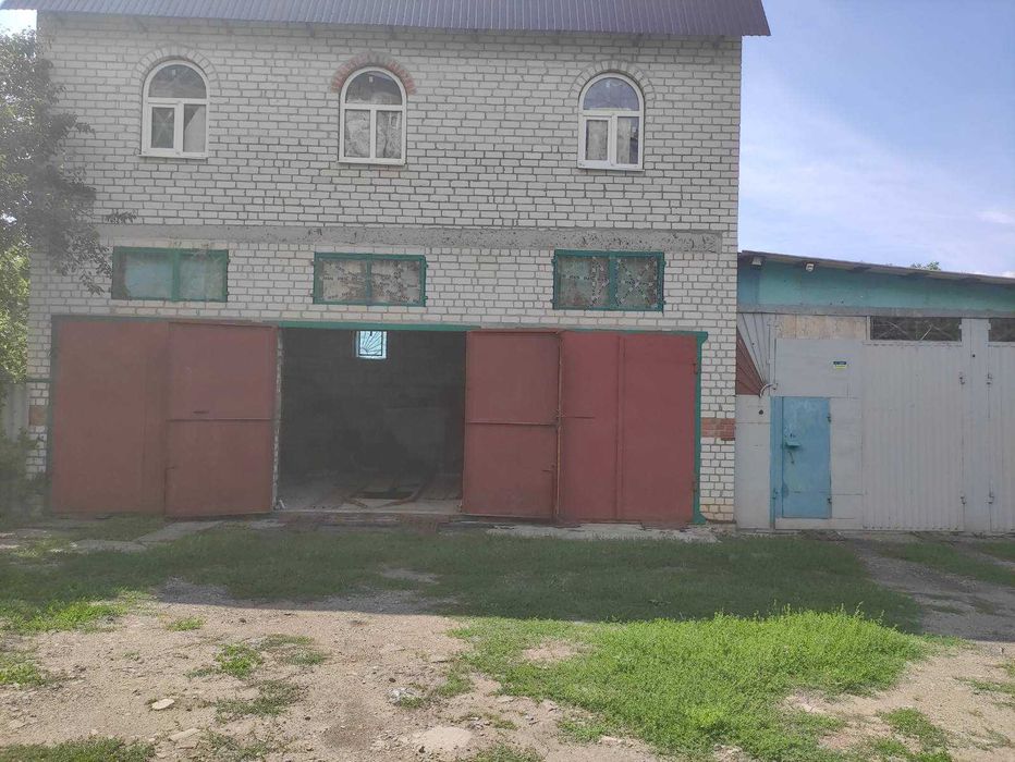 продам здание в центре Чугуева с 2 этажным жилым домом