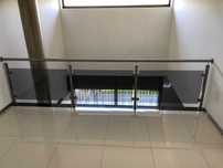 Gradeamentos com inox e vidro temperado.