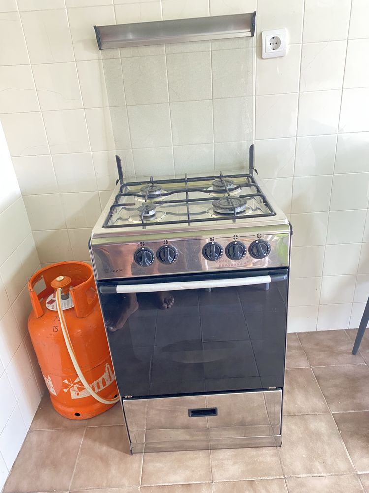 Fogão e forno em bom estado