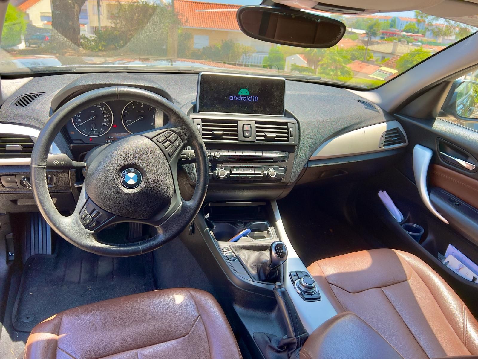 BMW 116D ano 2012, bancos em pele e multimédia grande