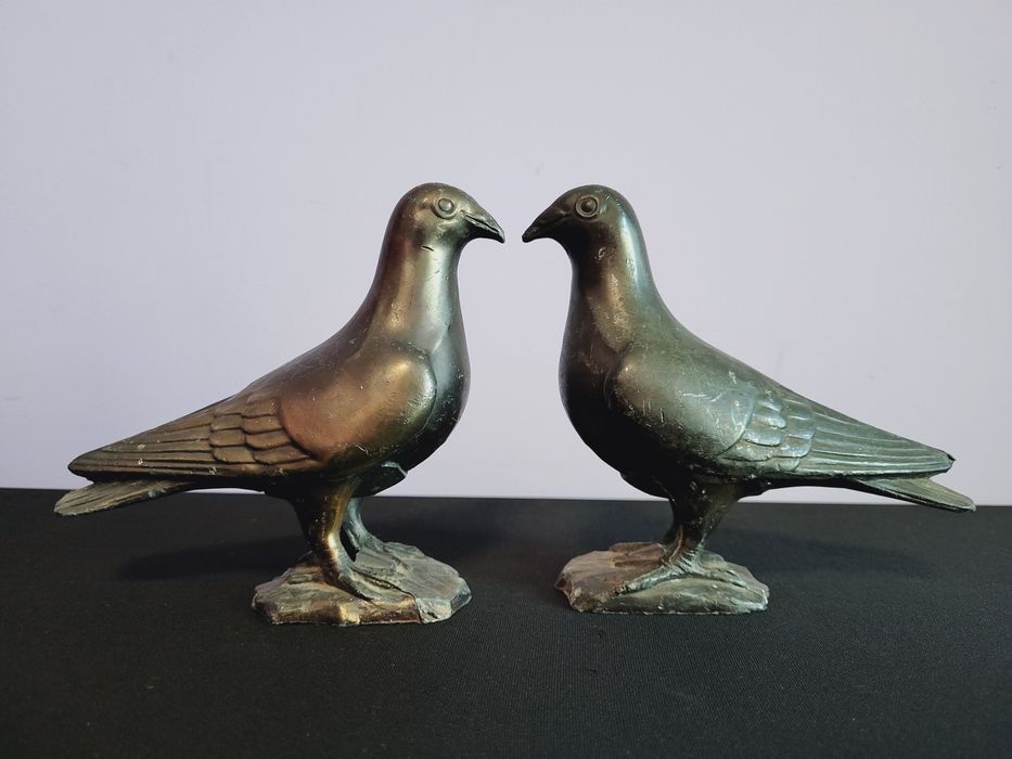 Dwa stare sygnowane gołębie z cynkalu figurka