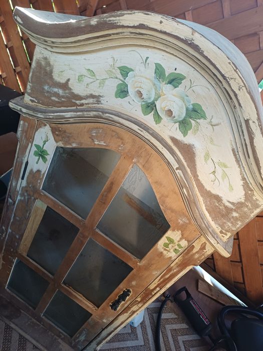 Zabytkowa witryna ręcznie mlowana