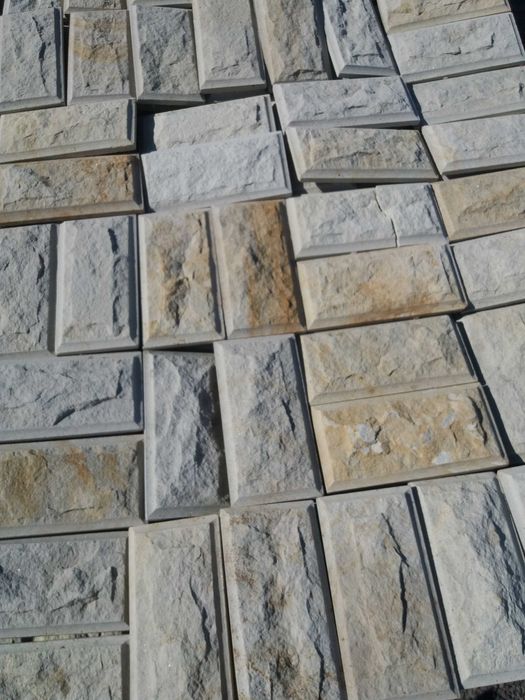 Шапки та парапеди з природнього камня