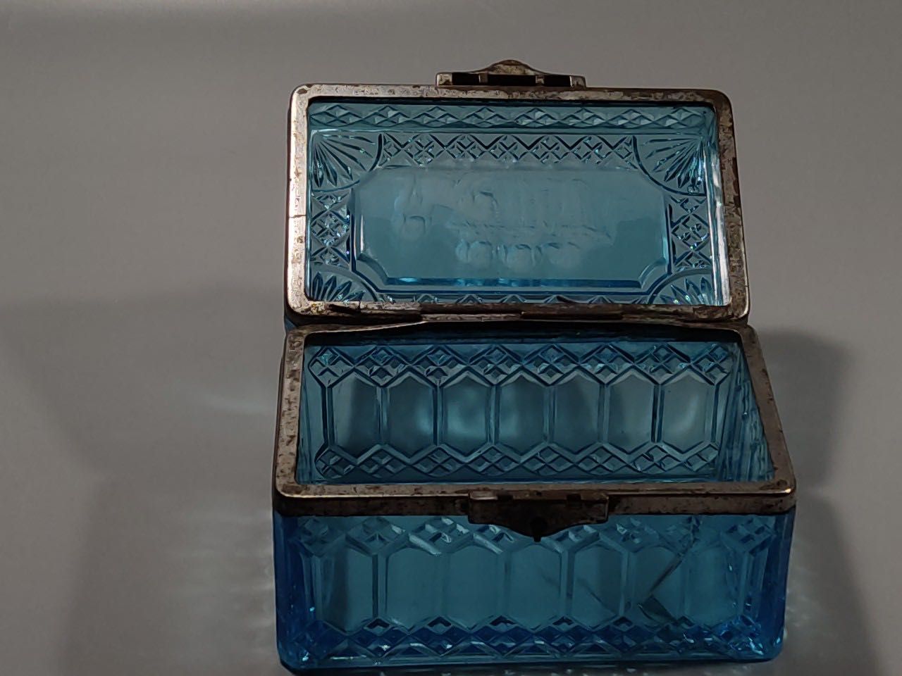 Pudełko caddy pudełko  „Szczenięta w koszu” kolorowe szkło 19 wiek