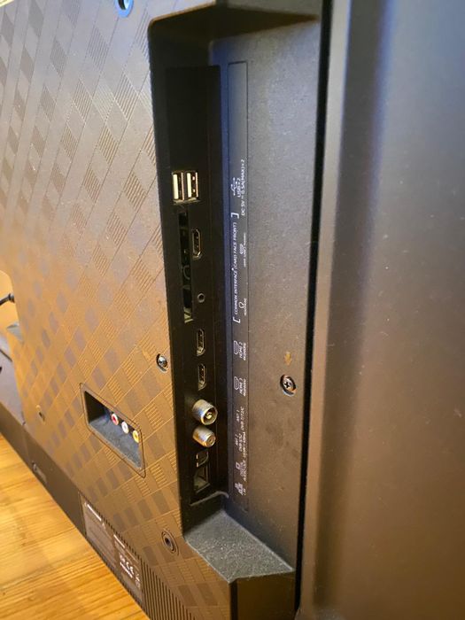 Smart TV 43" Hisense c/ Mesa