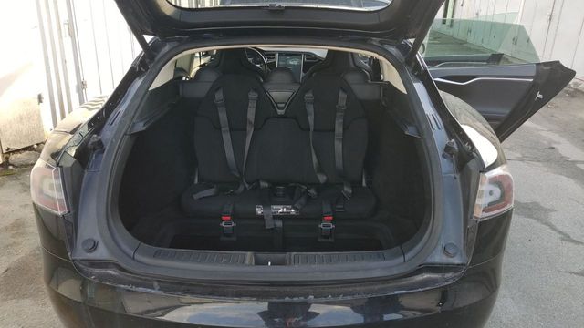 Третій ряд сидінь Tesla Model S