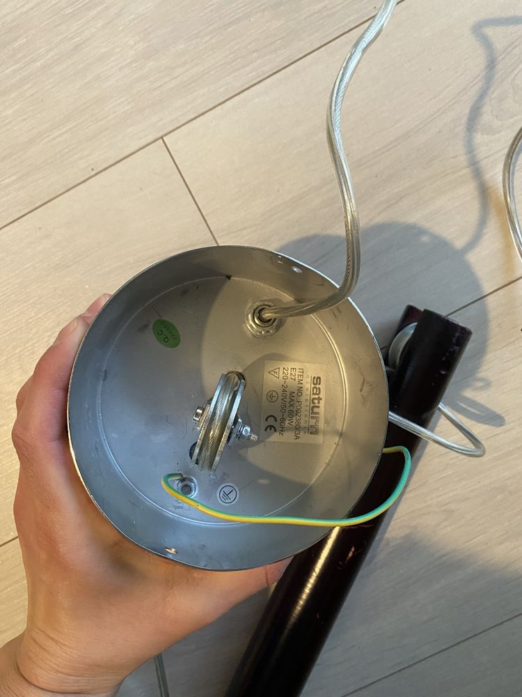 Lampa sufitowa z drewnem