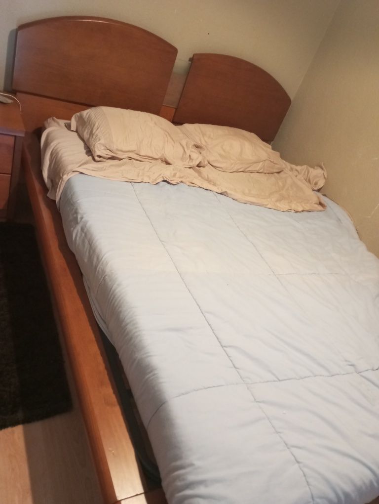 Cama em madeira cerejeira