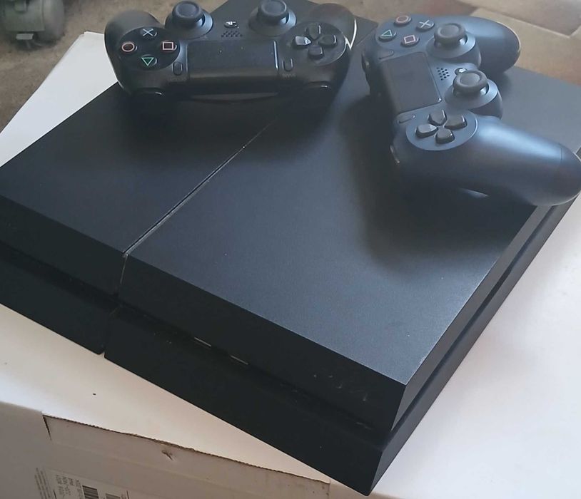Ps4 com dois comandos originais cabos originais com pouco uso