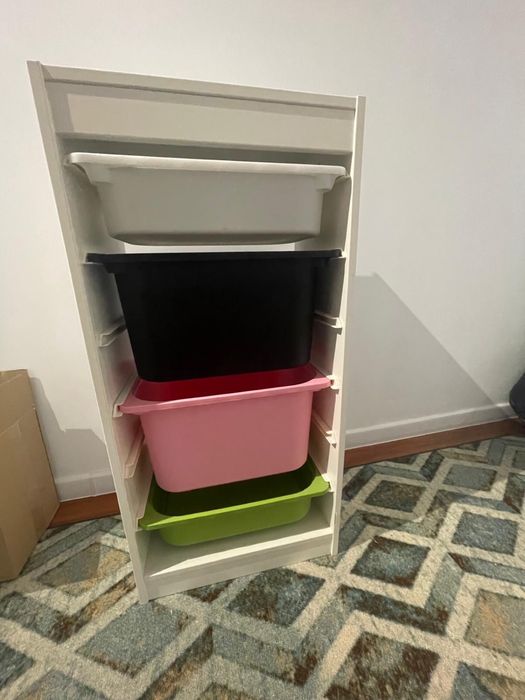 Regal trofast ikea z pojemnikami
