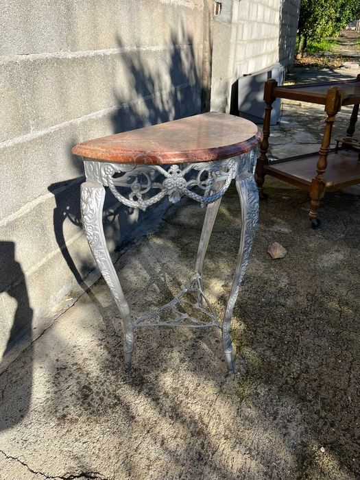 Mesa Pequena de Ferro com Tampo de Mármore Rosa