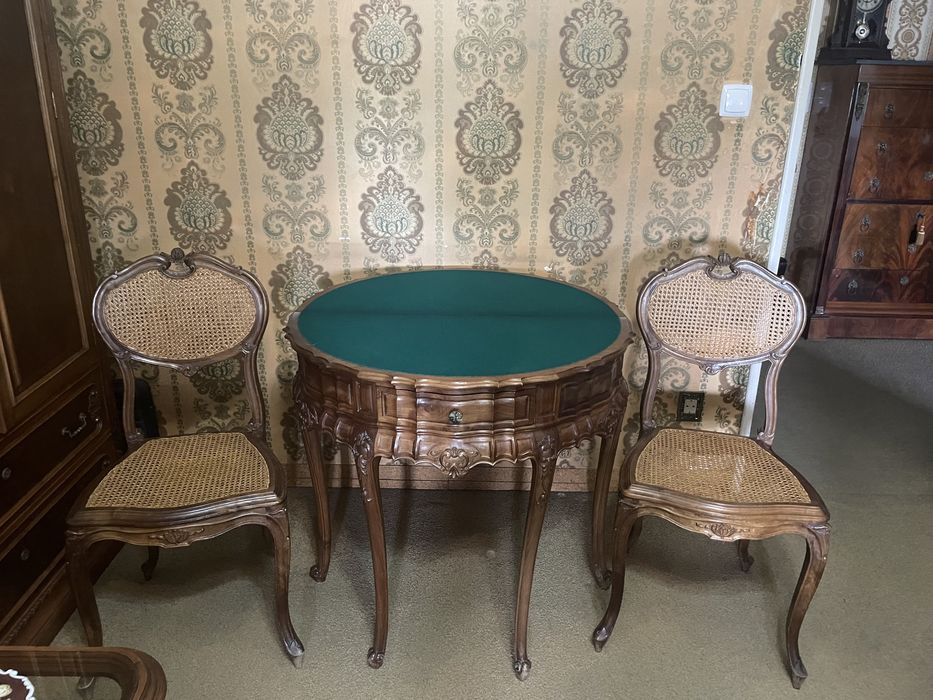 Mesa de jogo e duas cadeiras