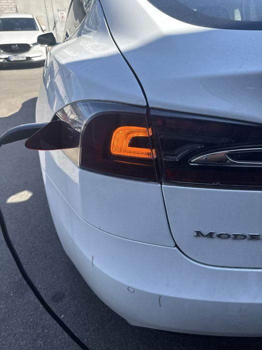 2012-2020 tesla model S жовті повороти