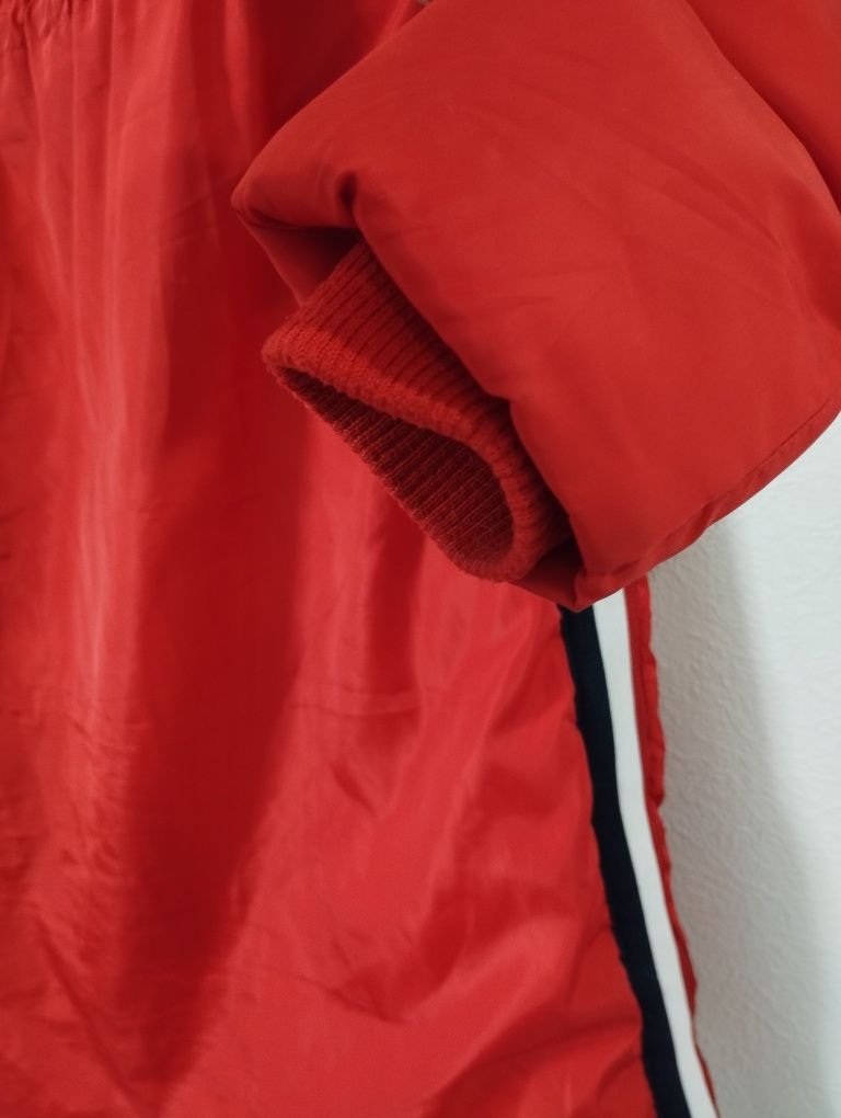 Тепла, довга, червона куртка з капюшоном