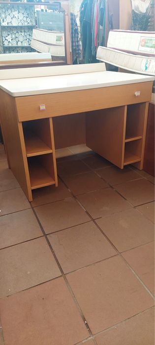 Secretaria em madeira e branco