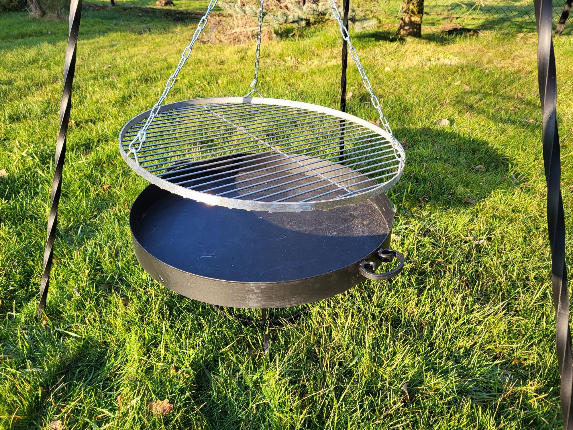 Grill ogrodowy na trójnogu, trójnóg, ruszt, palenisko.