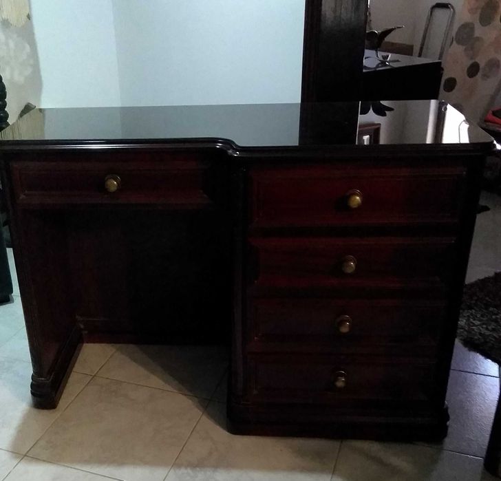 Escrivaninha em madeira trabalhada