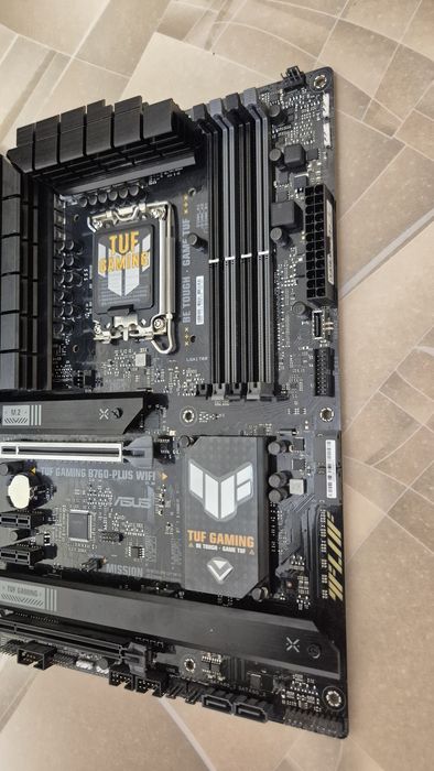 Материнська плата Asus b760-plus  wifi ddr5