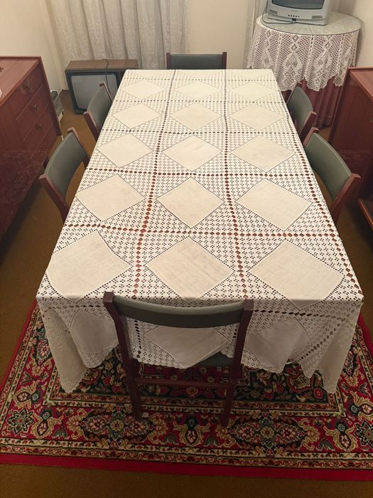 Toalha de mesa de renda e linho feita  à mão