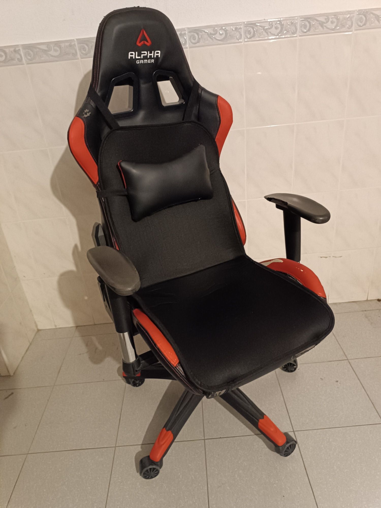 Cadeira Gaming Alpha Gamer completamente funcional com almofada