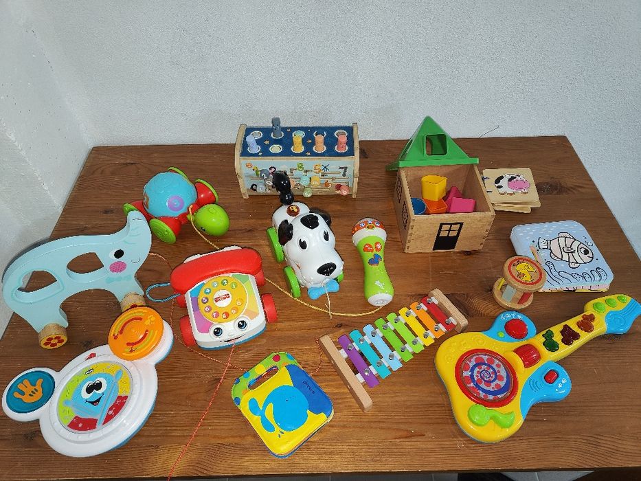 Vários brinquedos para bebes e crianças pequenas.