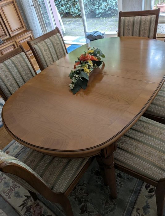 Масивний деревʼяний стіл з стільцями
