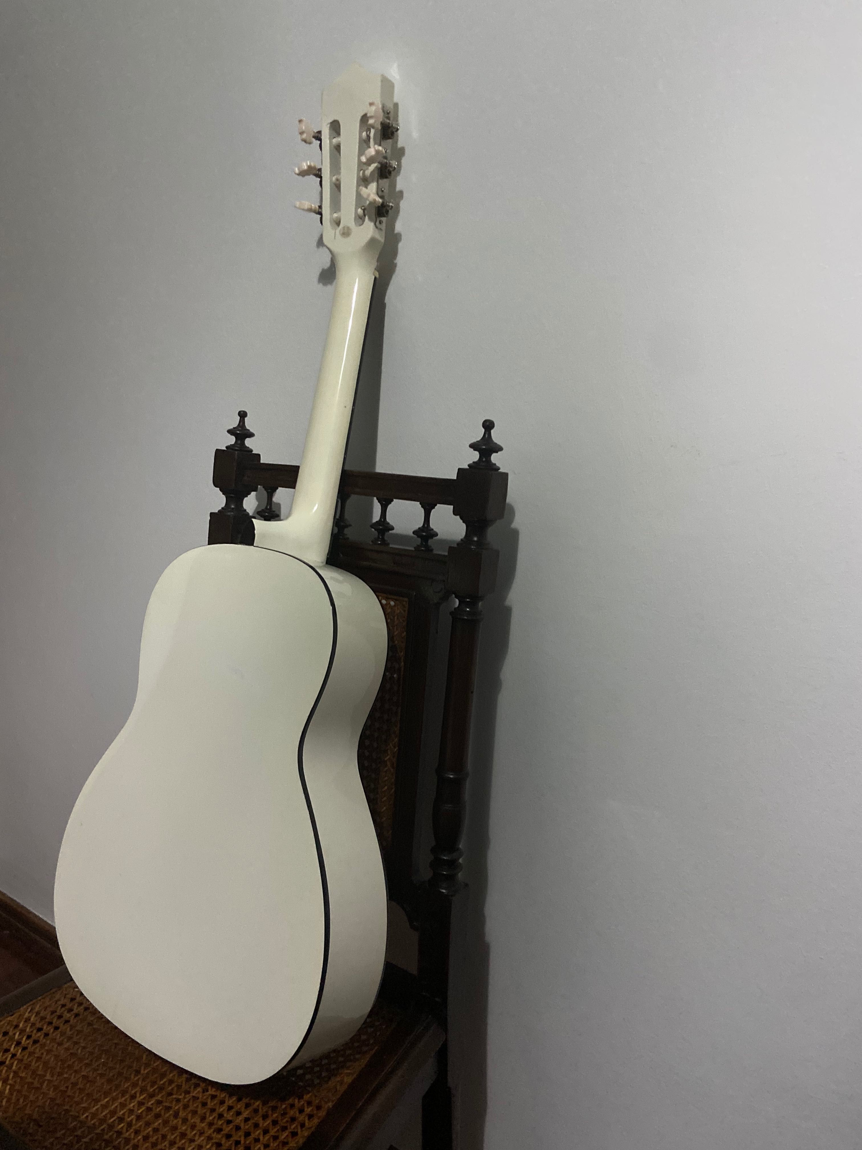 Guitarra clássica pequena  branca