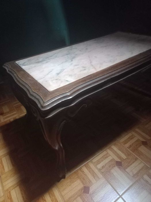 Mesa em madeira e marmore