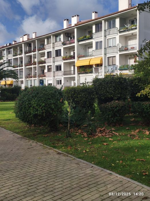 T2 + 1 no melhor local de Carcavelos