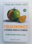"Freakonomics - O Estranho Mundo da Economia" de S. Dubner e S. Levit