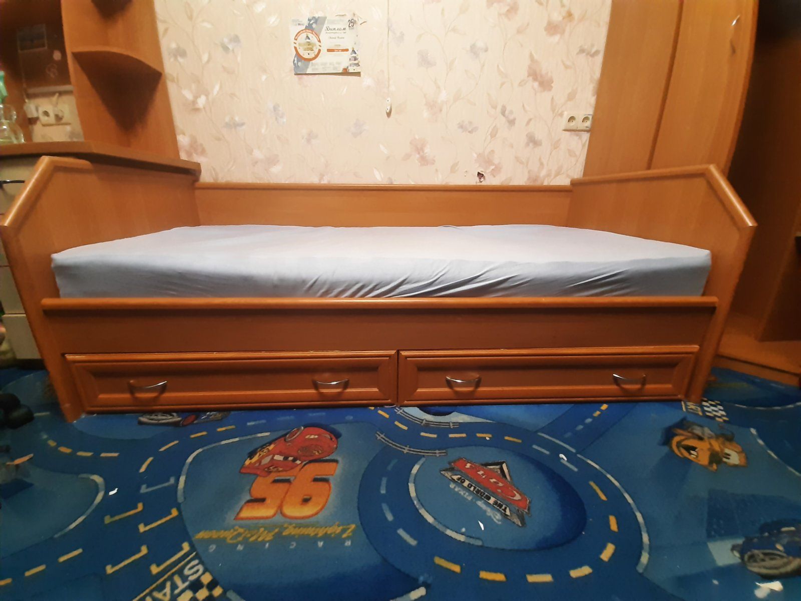 Кровать. Шкаф. Шафа.