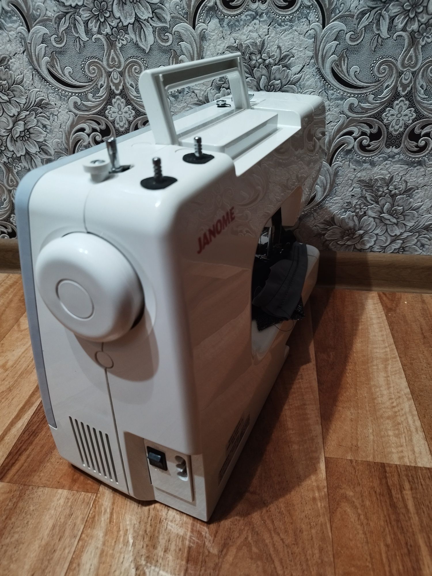 Продам швейную машинку Janome в идеальном состоянии