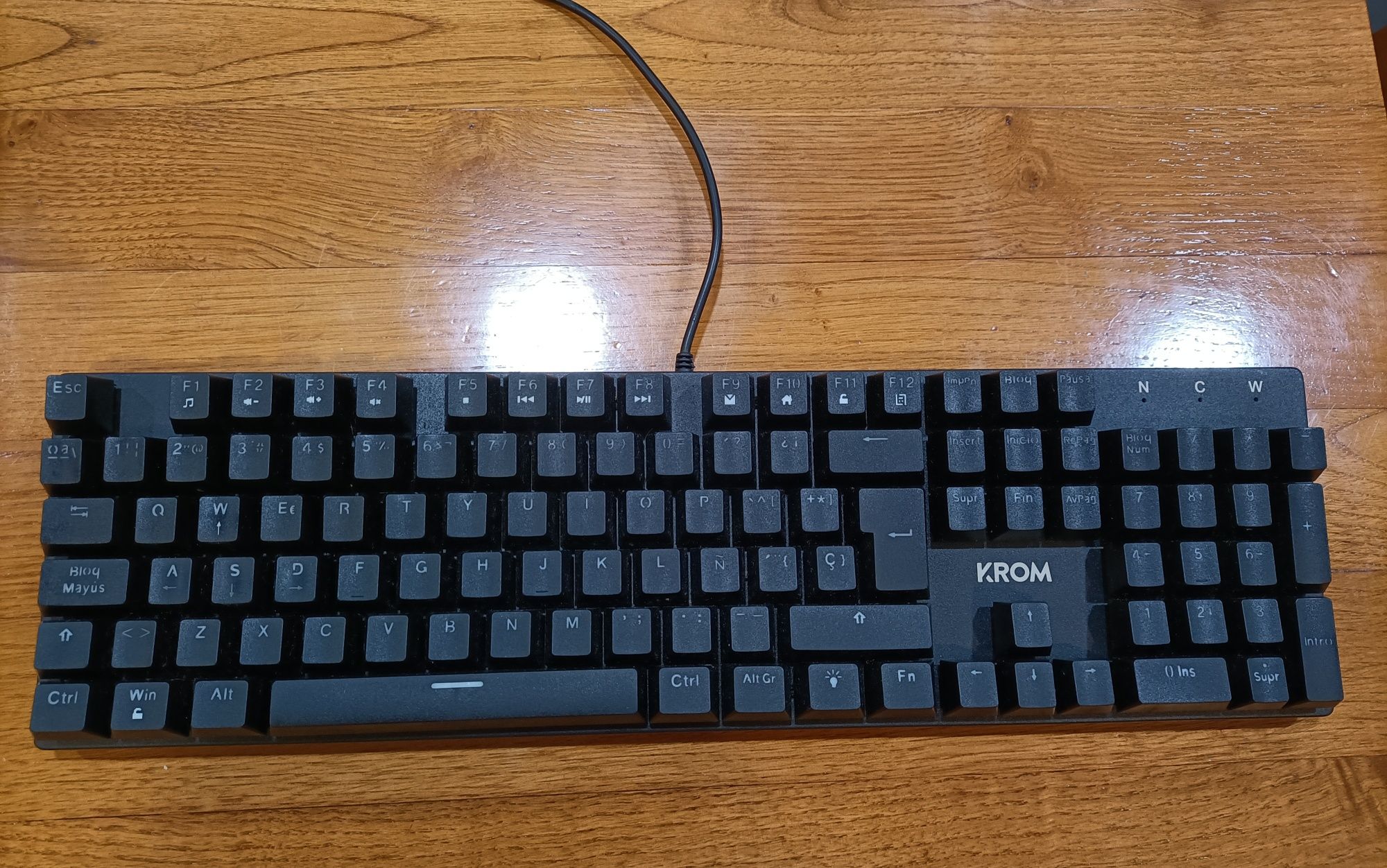 Teclado mecânico Krom RGB