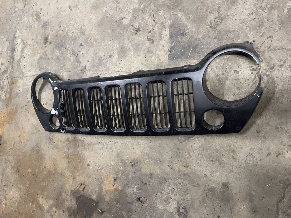 Jeep Liberty KJ решітка радіатора