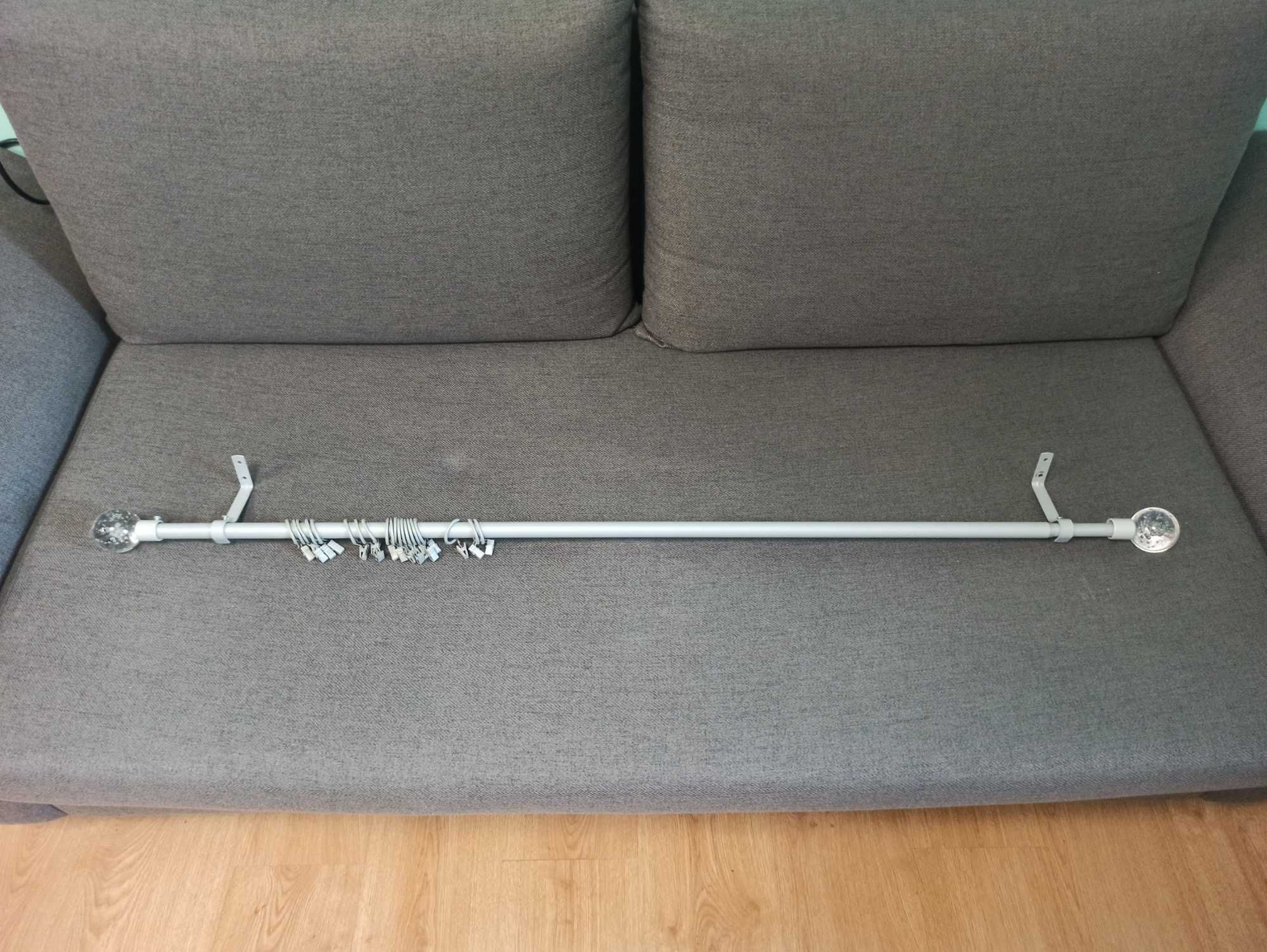 Karnisz Ikea szary srebrny teleskopowy drążek żabki zasłona firana
