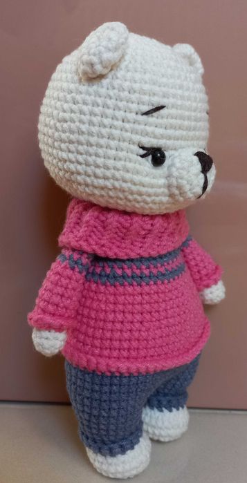 Szydełkowy miś w kolorowym ubranku