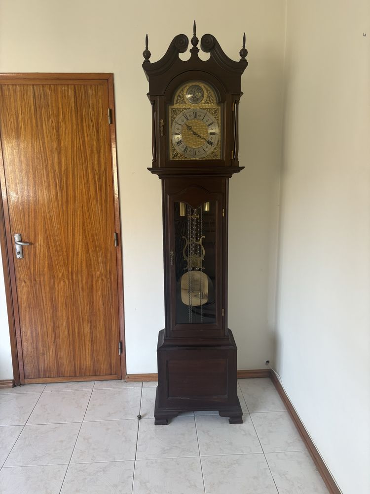 Relógio de pé em madeira
