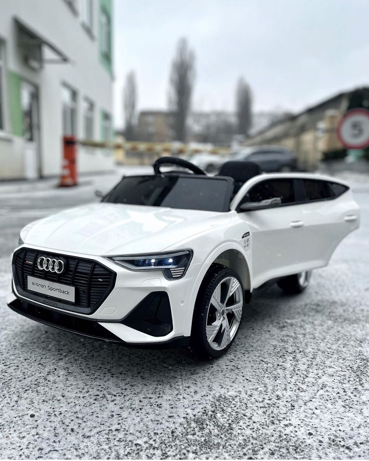 Детский электромобиль Audi e-Tron на аккумуляторе + пульт