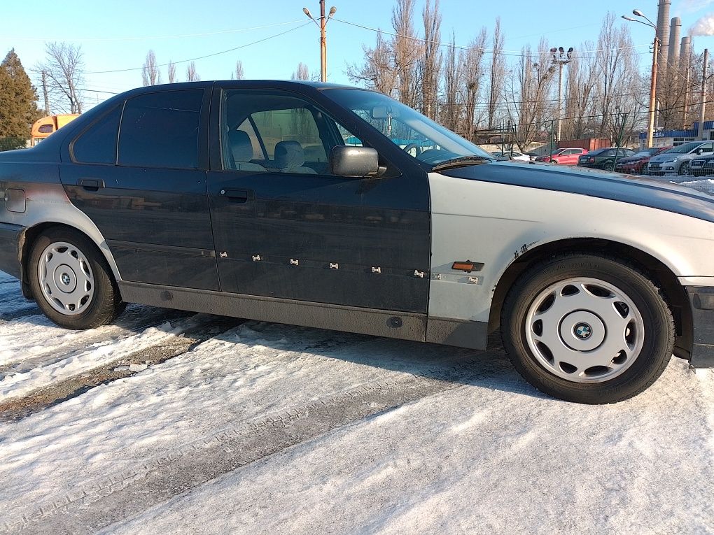 Продам BMW e36 седан