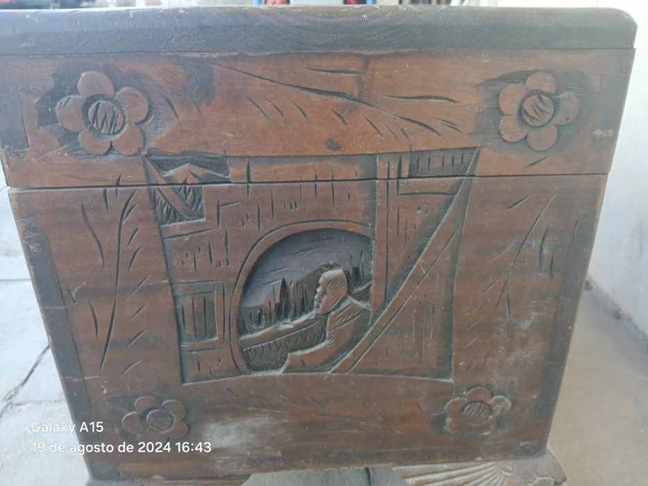 Arca em madeira trabalhada