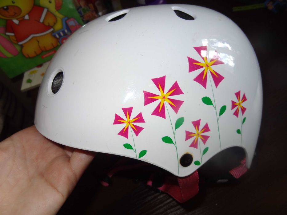 Kask dziecięcy o regulowanym obwodzie
