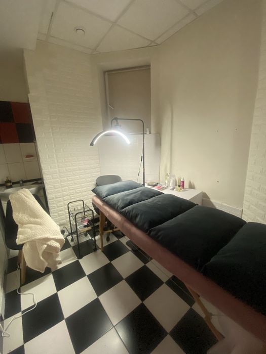 Місце для майстра манікюру,  окремий кабінет для лашмейкера,