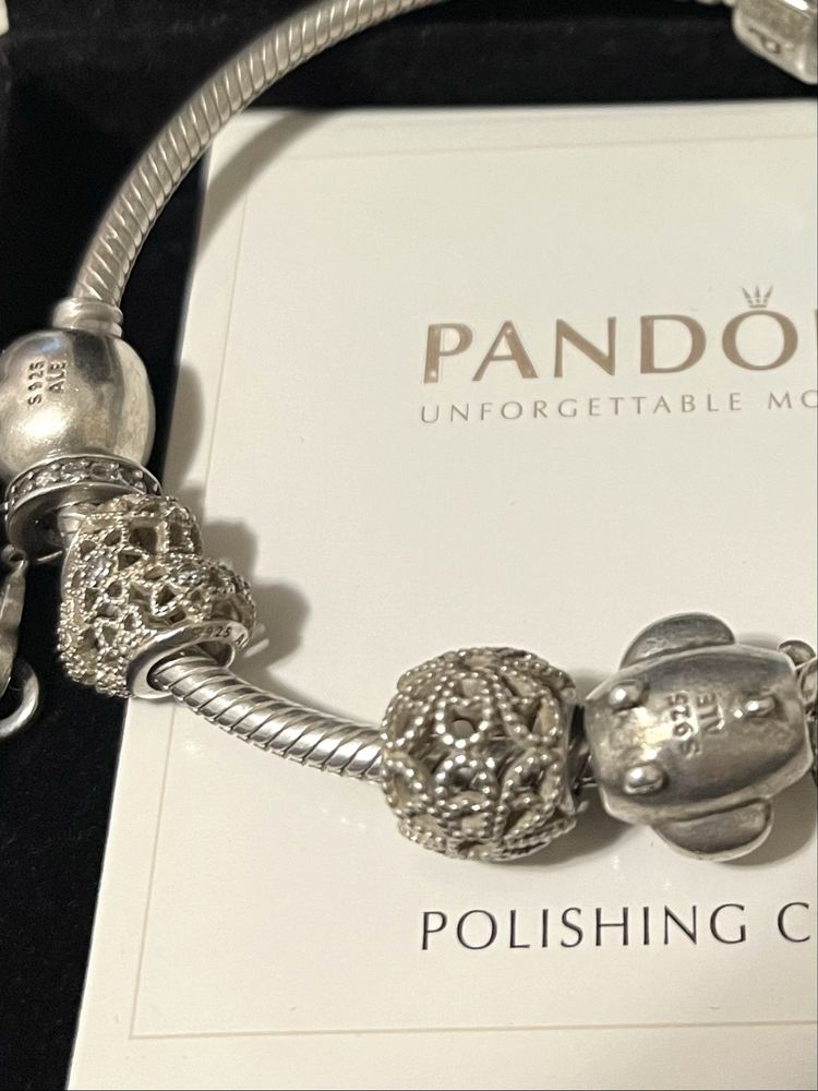 Срібний браслет Pandora з шармами.